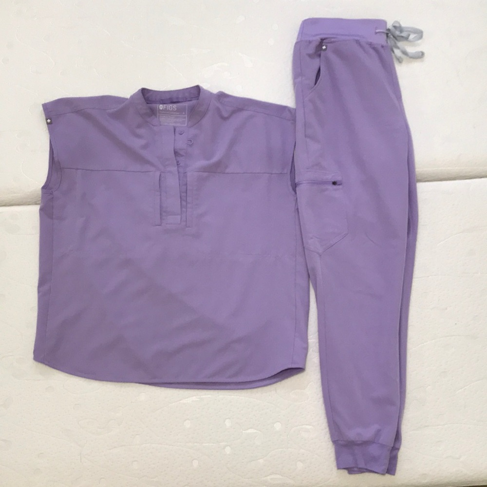 Figs scrubs both in size medium.